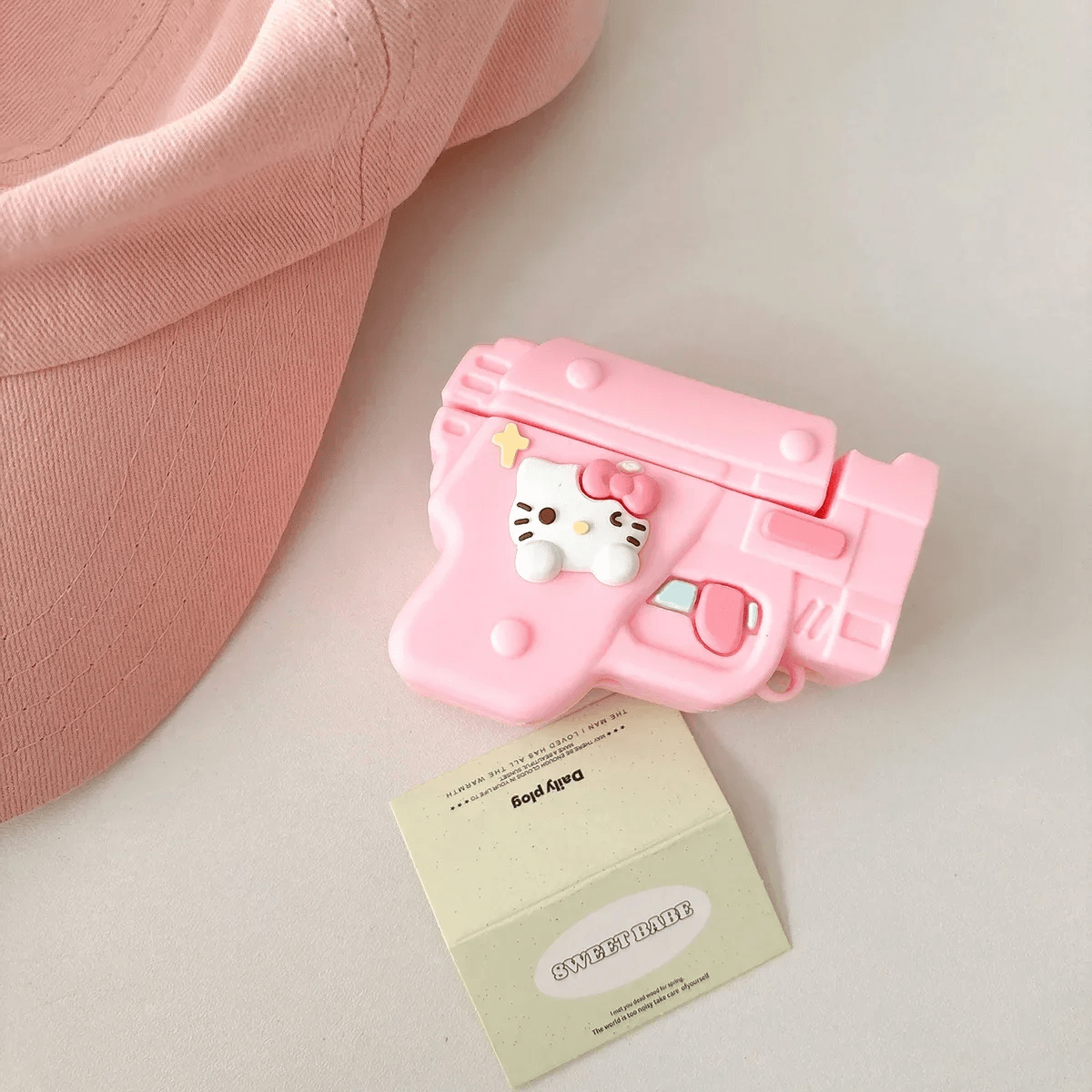 Estuche rosa con diseño de Hello Kitty y pistola para AirPods Pro 3