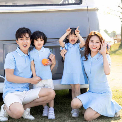 Conjuntos familiares a juego: camisetas azul claro y vestido.
