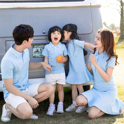 Conjuntos familiares a juego: camisetas azul claro y vestido.