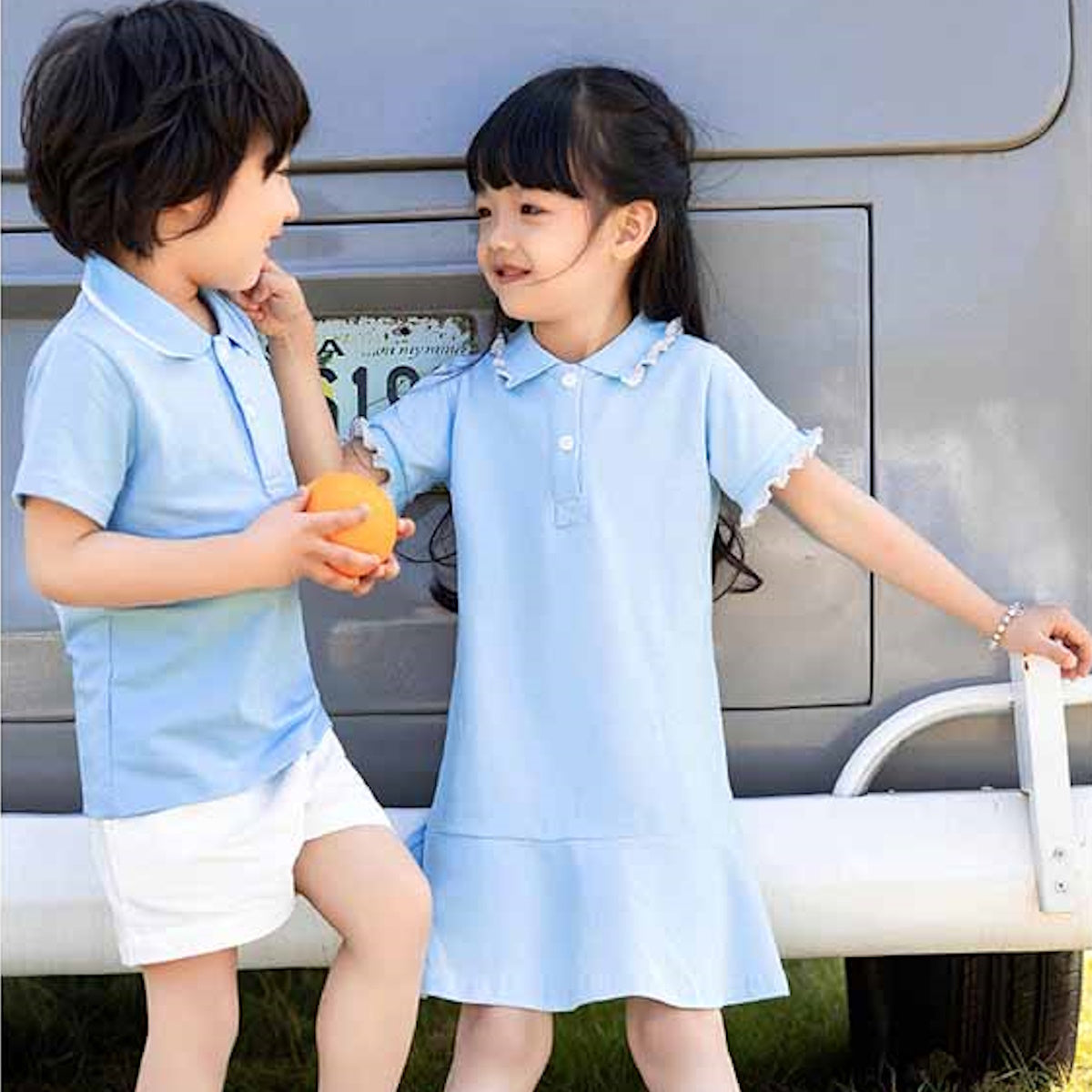 Conjuntos familiares a juego: camisetas azul claro y vestido.